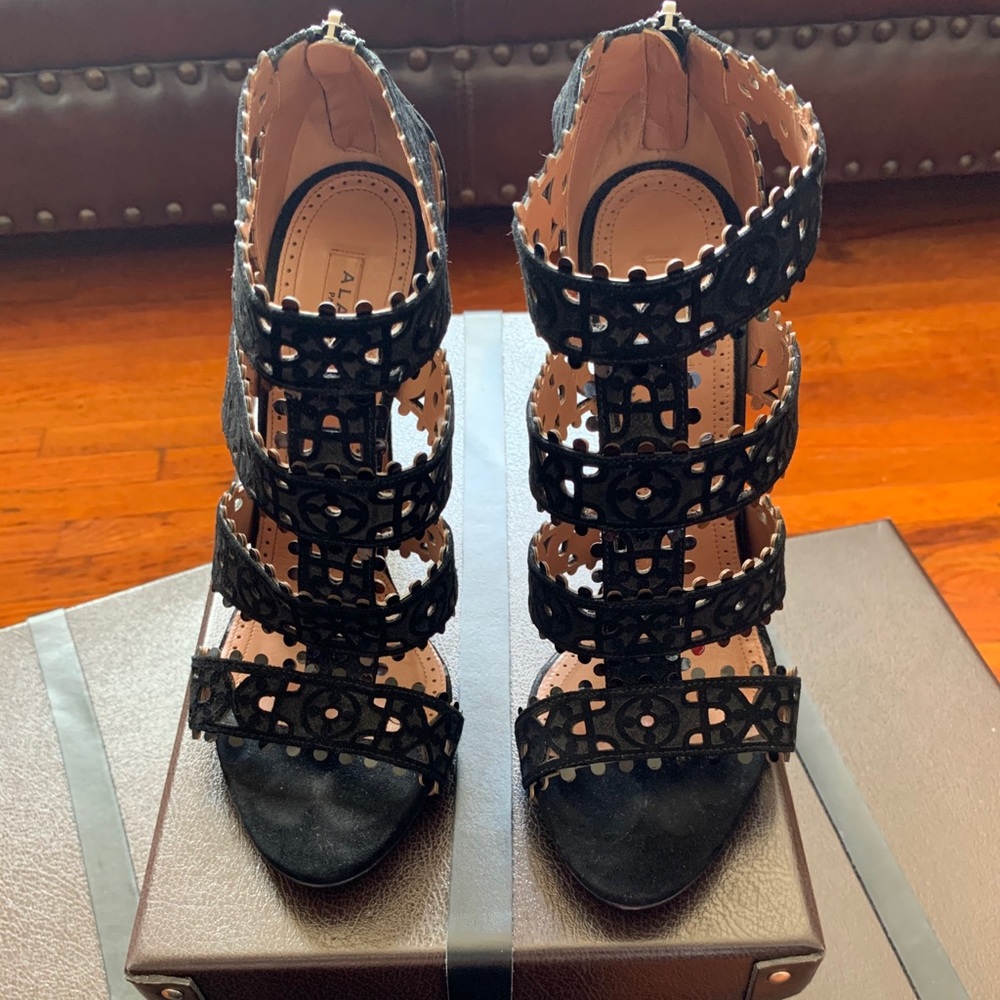 🛑SOLD🛑 Alaia Black Suede Laser Cut Sandals Size - Picture 2 of 9